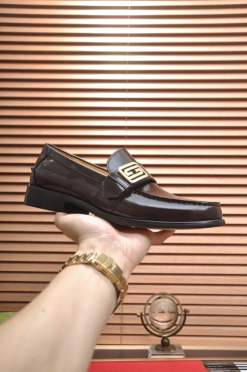 Men's shoes💰580💶Italy's top luxury men's shoe giant (GUCCI) (Gucci) (full cowhide lining) new arrival🍃Original European style🔰 Pleasant to the eye😍In order to make the shoes more durable and non-deformable🌀The production continues to follow traditional methods but there is still no lack of innovation💪Choose original sheepskin for the leather♻️ Smooth and natural And extra bright ⭐Made of imported cowhide, the first choice of rich people 38-45 (45 customized)